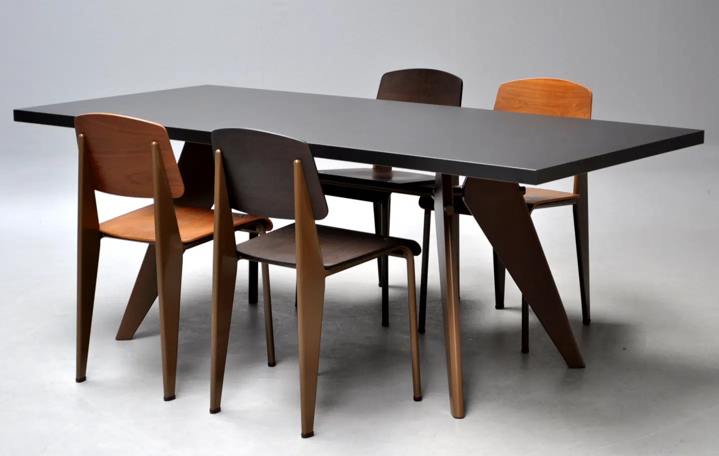 En af de designere, Anders Forup er optaget af for tiden, er Jean Prouvé, hvis design er mere højtråbende end det skandinaviske, men stadig enkle som dette spisebord med stole, solgt på Lauritz.com.