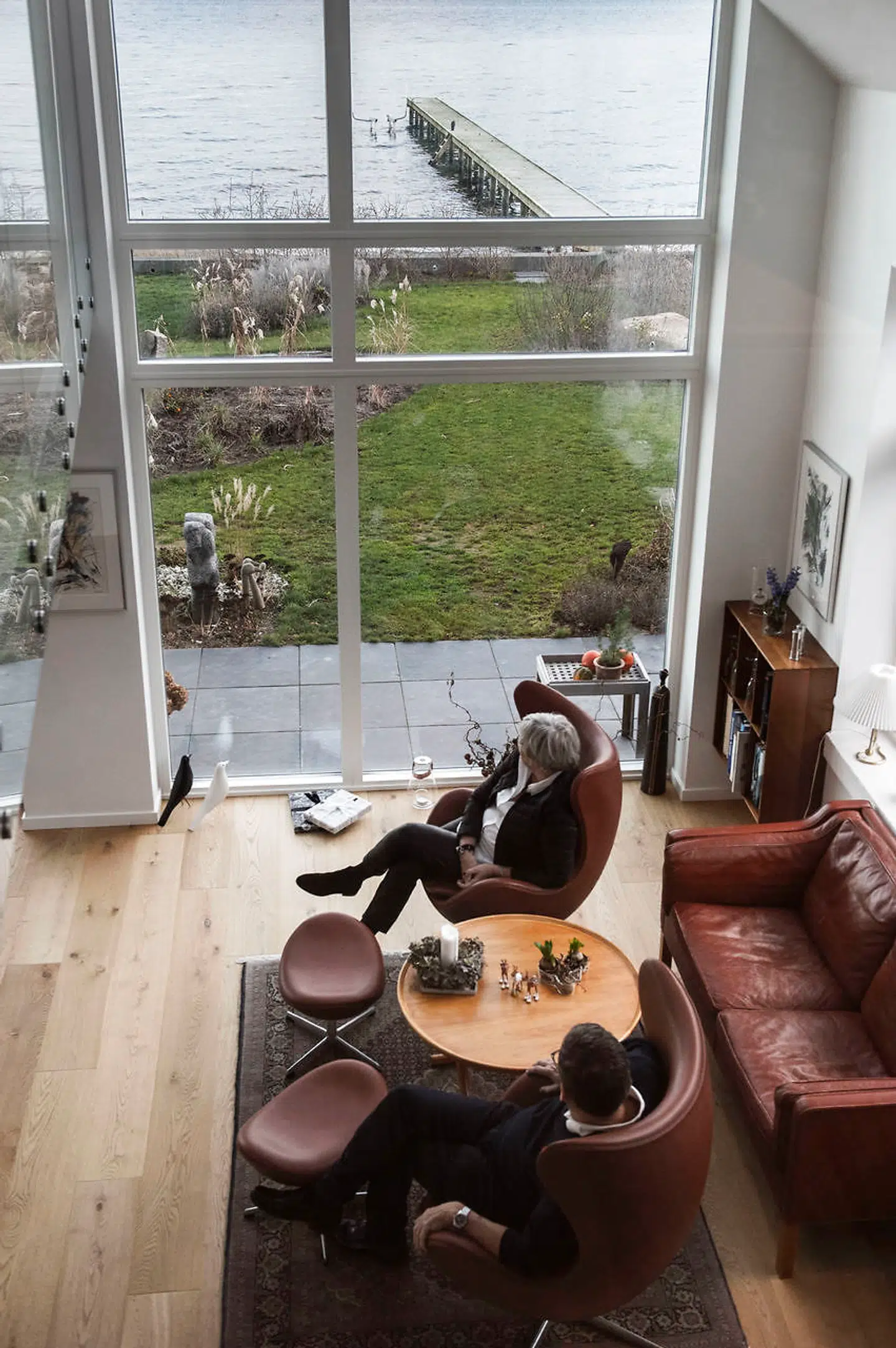 Hyggehjørnet med Ægget-lænestolene er parrets foretrukne med både udsigt til havet, haven og husets åbne plan.