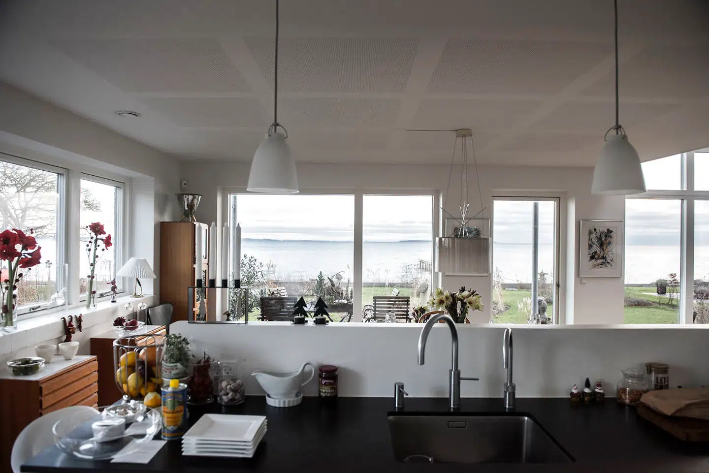 Efter 35 år i samme hus tog det kun Susanne og Arly Christophersen en aften at beslutte sig for at sælge og bygge en moderne villa på en grund med egen strand og badebro i Skotterup ved Snekkersten.