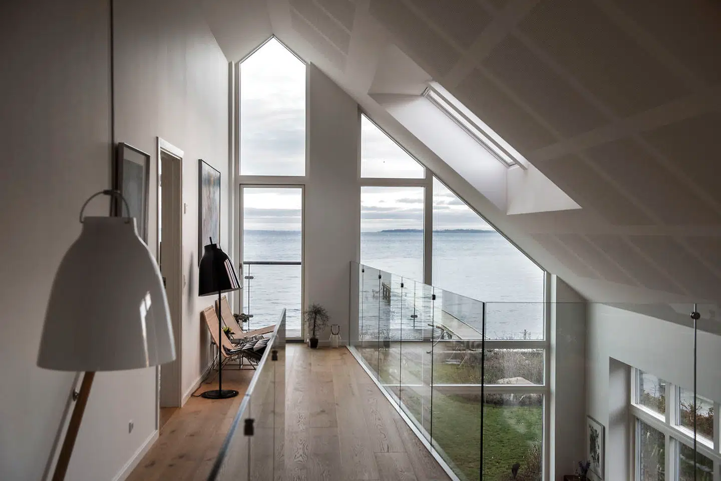 Da parret engang boede med første sal og åbent køkken, besluttede de aldrig at få det igen. Men i dag har de begge dele med stor succes – lyst og åbent takket være åbne plan, glas og lyse farver.