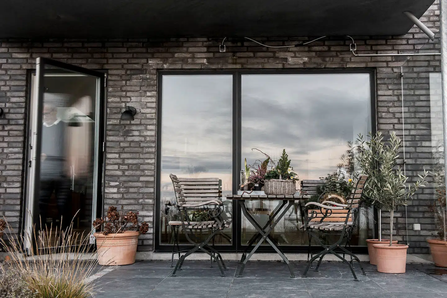 Efter 35 år i samme hus tog det kun Susanne og Arly Christophersen en aften at beslutte sig for at sælge og bygge en moderne villa på en grund med egen strand og badebro i Skotterup ved Snekkersten.