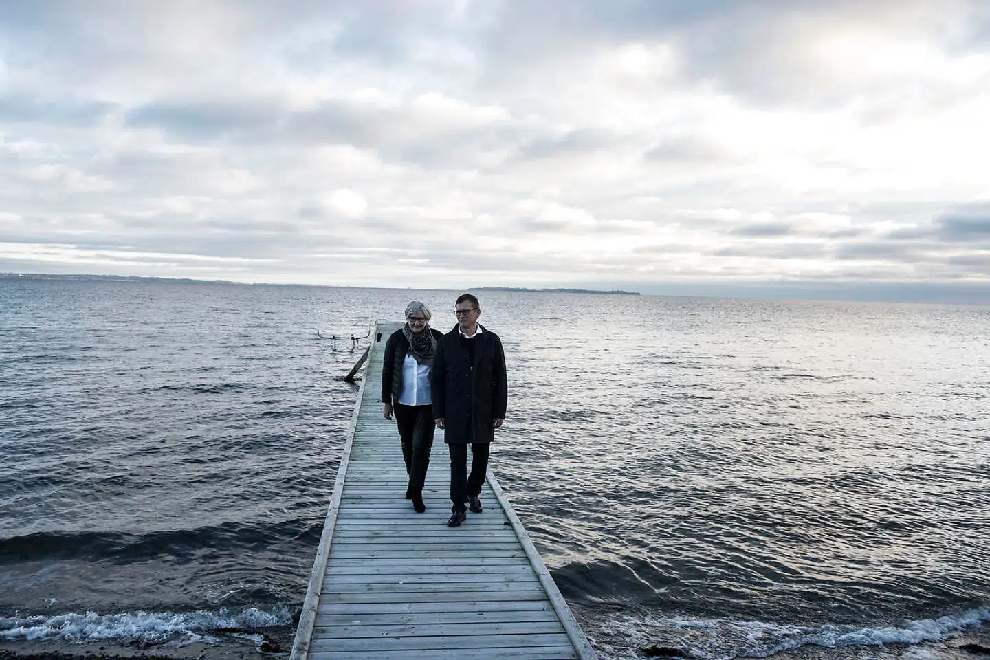 Efter 35 år i samme hus tog det kun Susanne og Arly Christophersen en aften at beslutte sig for at sælge og bygge en moderne villa på en grund med egen strand og badebro i Skotterup ved Snekkersten.