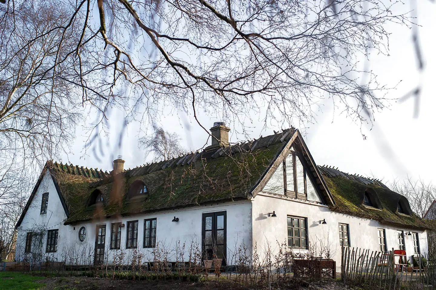 Rabarbergaarden er fire længer og 500 kvm under tag. Alligevel mangler Louise og Thomas Køster fortsat plads til flere gæster.