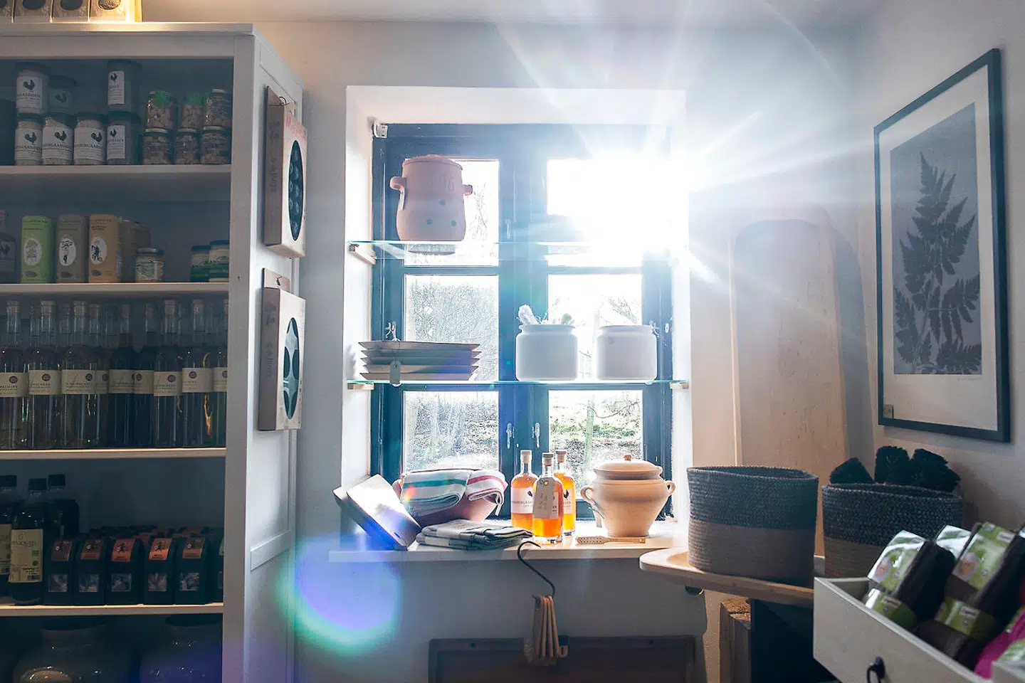 Rabarbergaarden har udover restaurant og bolig ogå en lille butik med lokalt producerede varer og friskbagt brød.