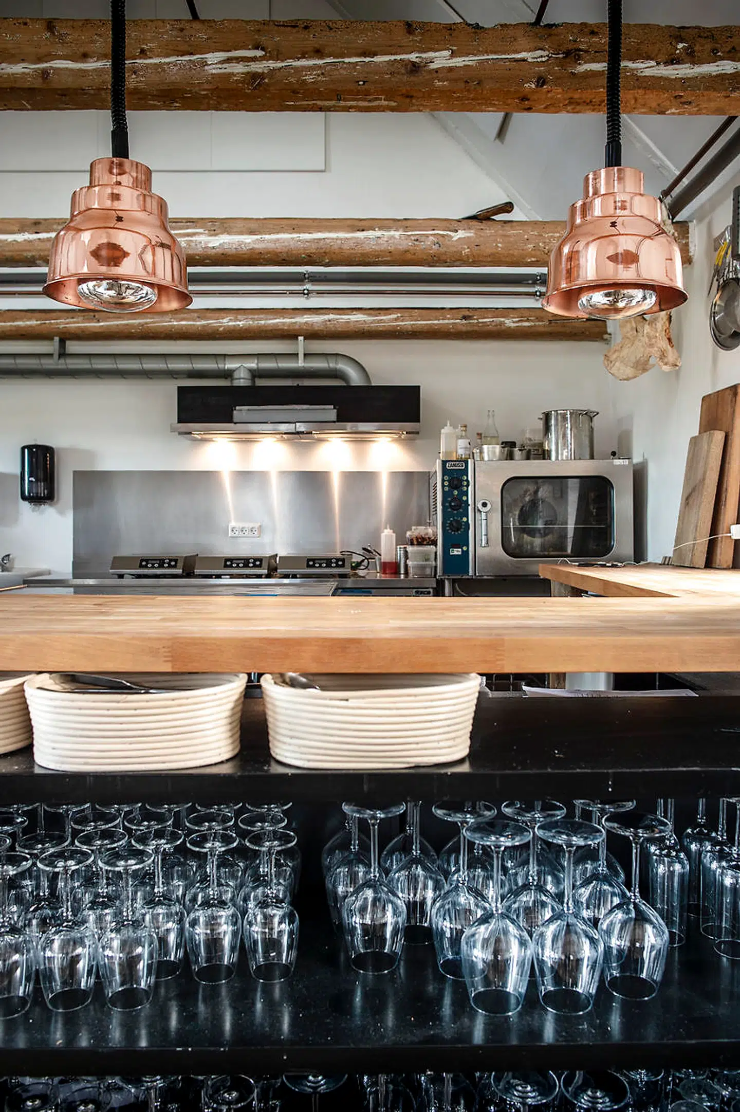 Thomas Køster er måske køkkenets chef, men det er grøntsagerne i haven, der afgør hvad der kommer på menuen.