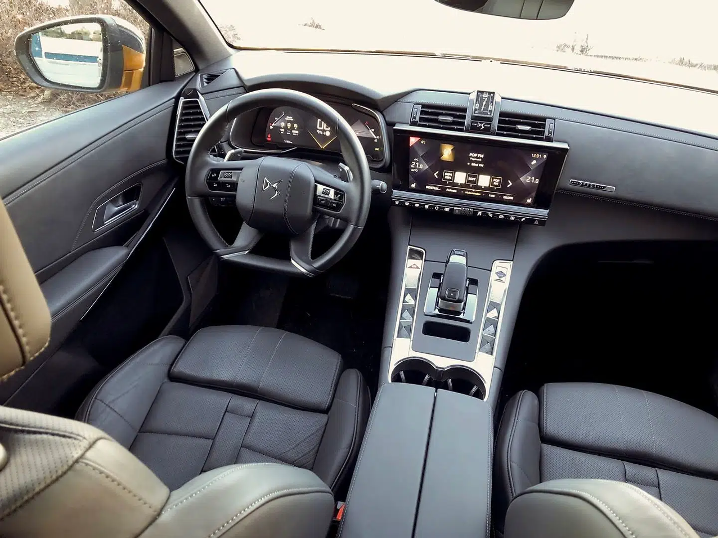 Kabinen er avantgarde og ikke videre intuitiv. Men når man kører bilen i en uge, så bliver man som bruger vant til brugerfladen og begynder at værdsætte de specielle franske designløsninger.