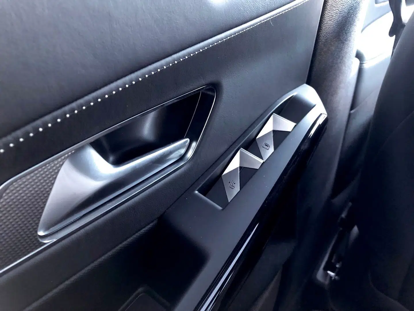 Sjældent har en kontakt til en elektrisk rudehejs fået få meget visuel kærlighed som her på bagsædedøren, og netop DS 7 Crossbacks fokus på de visuelle detaljer, giver bilen karakter.