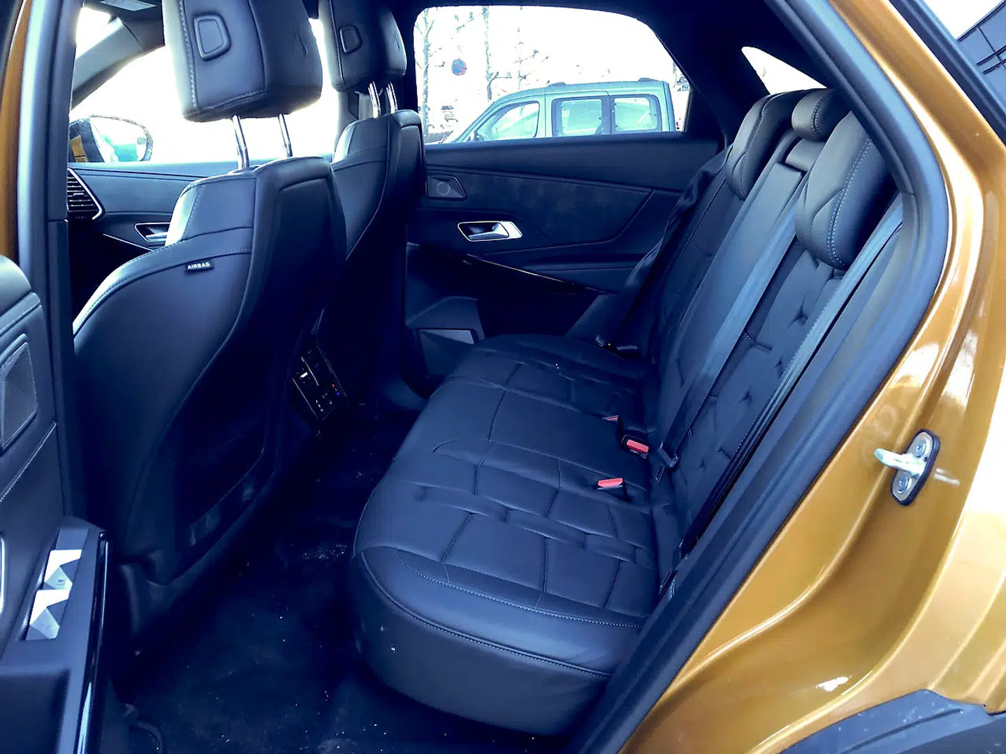 Selvom den er kræsen og avantgarde, så leverer den også på plads og praktisk anvendelighed, med et justerbart bagsæde og stort bagagerum.