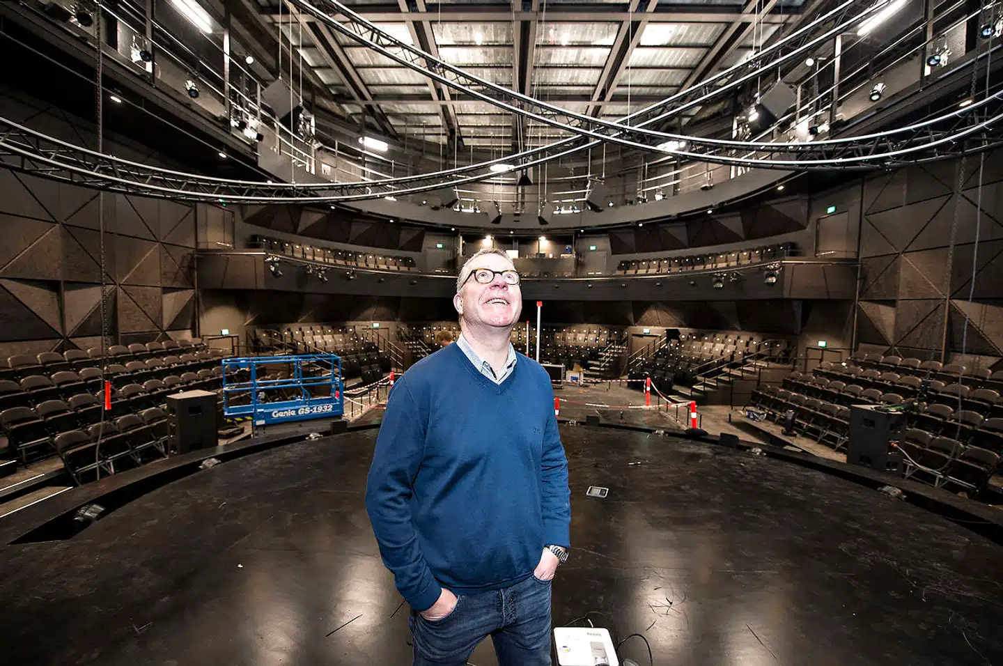 Teaterdirektør Lars Sennels i den store teatersal på Vendsyssel Teater.