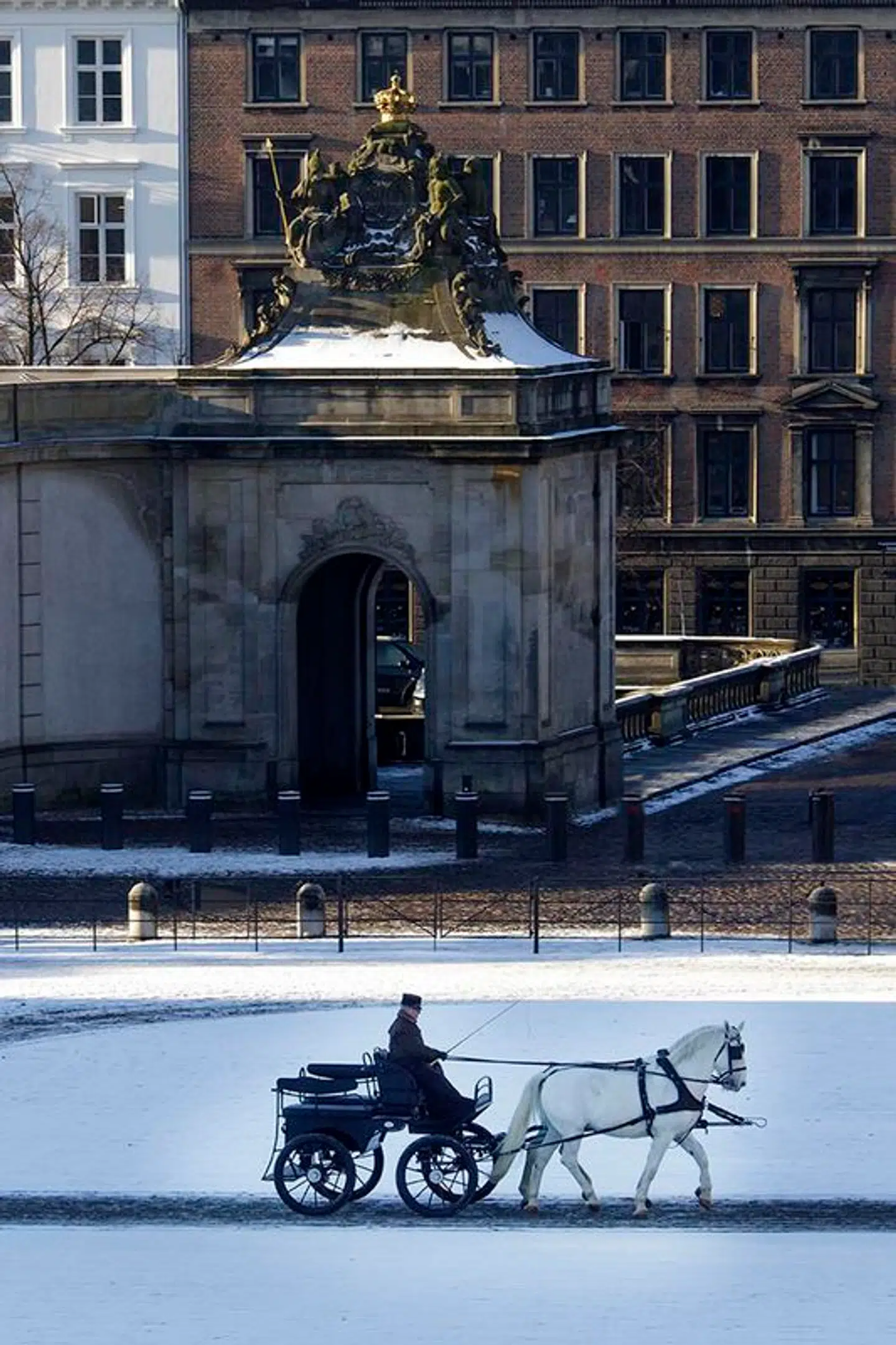 Det var gennem ridebaneanlægget, man for mange år siden ankom til det første Christiansborg - og for at gøre indkørslen mere pompøs blev Marmorbroen opført efter tegninger af Niels Eigtved, der også bidrog til at færdiggøre bygningerne ved ridebanen.