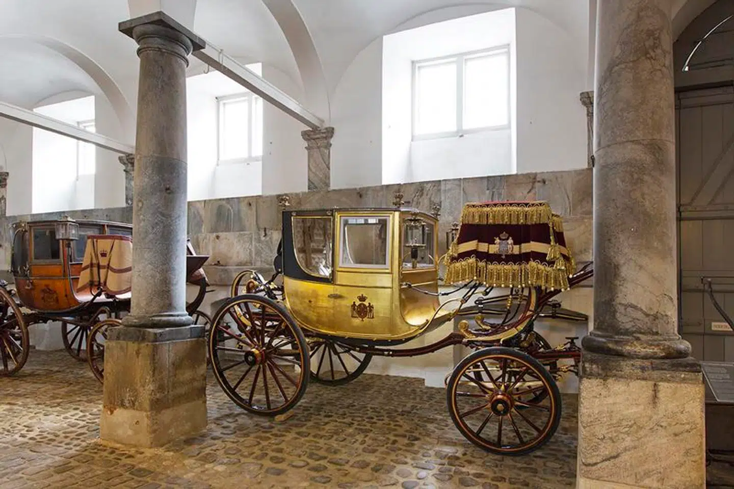 Guldkareten bruges til særligt festlige rideturen gennem København som for eksempel Dronning Margrethes 40-års regentjubilæum. Den er fra 1840 og blev anskaffet ved Christian VIII's kroning