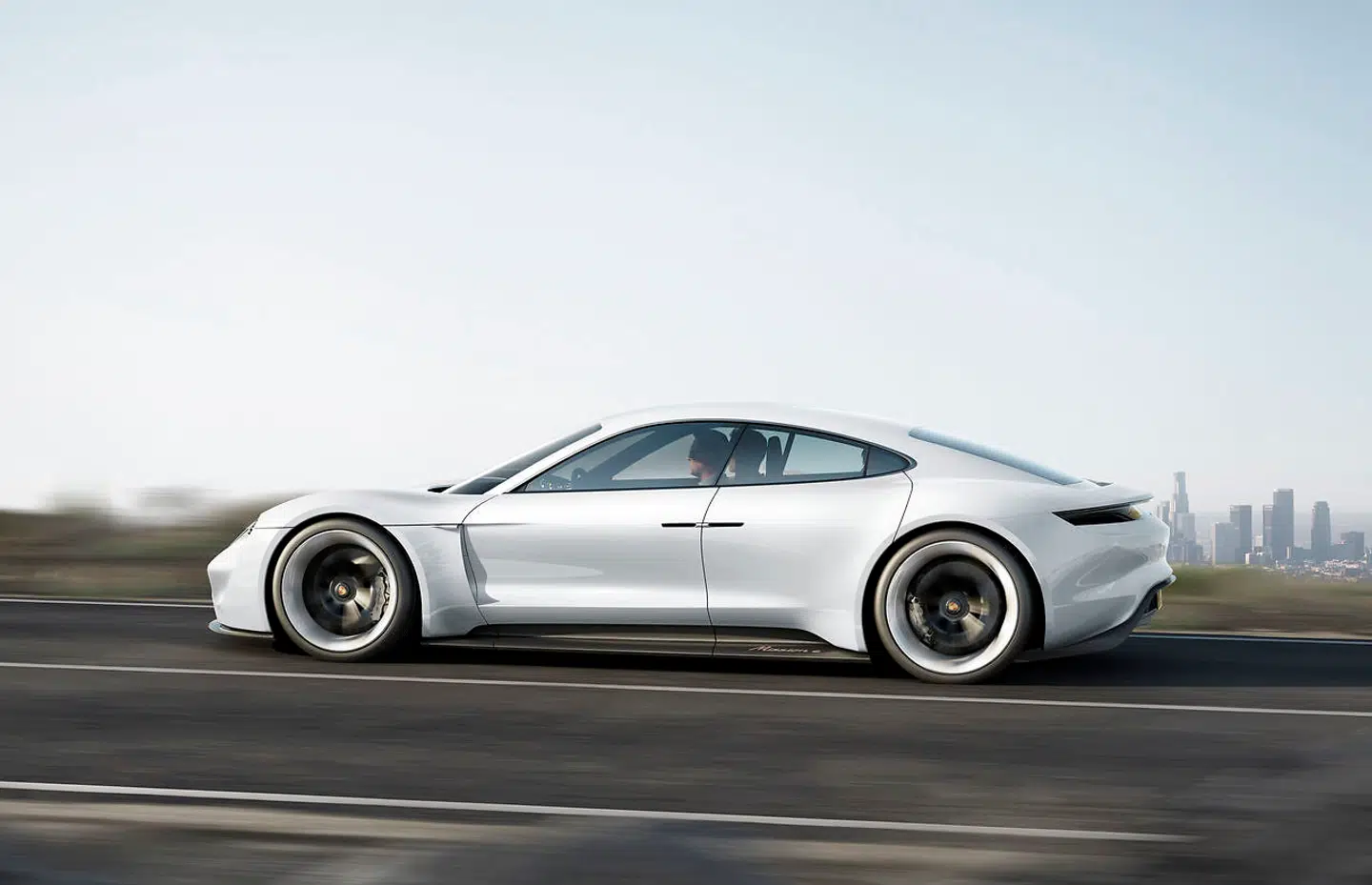 Den endelige produktionsmodel af Porsche første el-bil E-Mission (billedet) lander sidst på året, og lover +600 hk og en rækkevidde på omkring 500 km på en opladning.