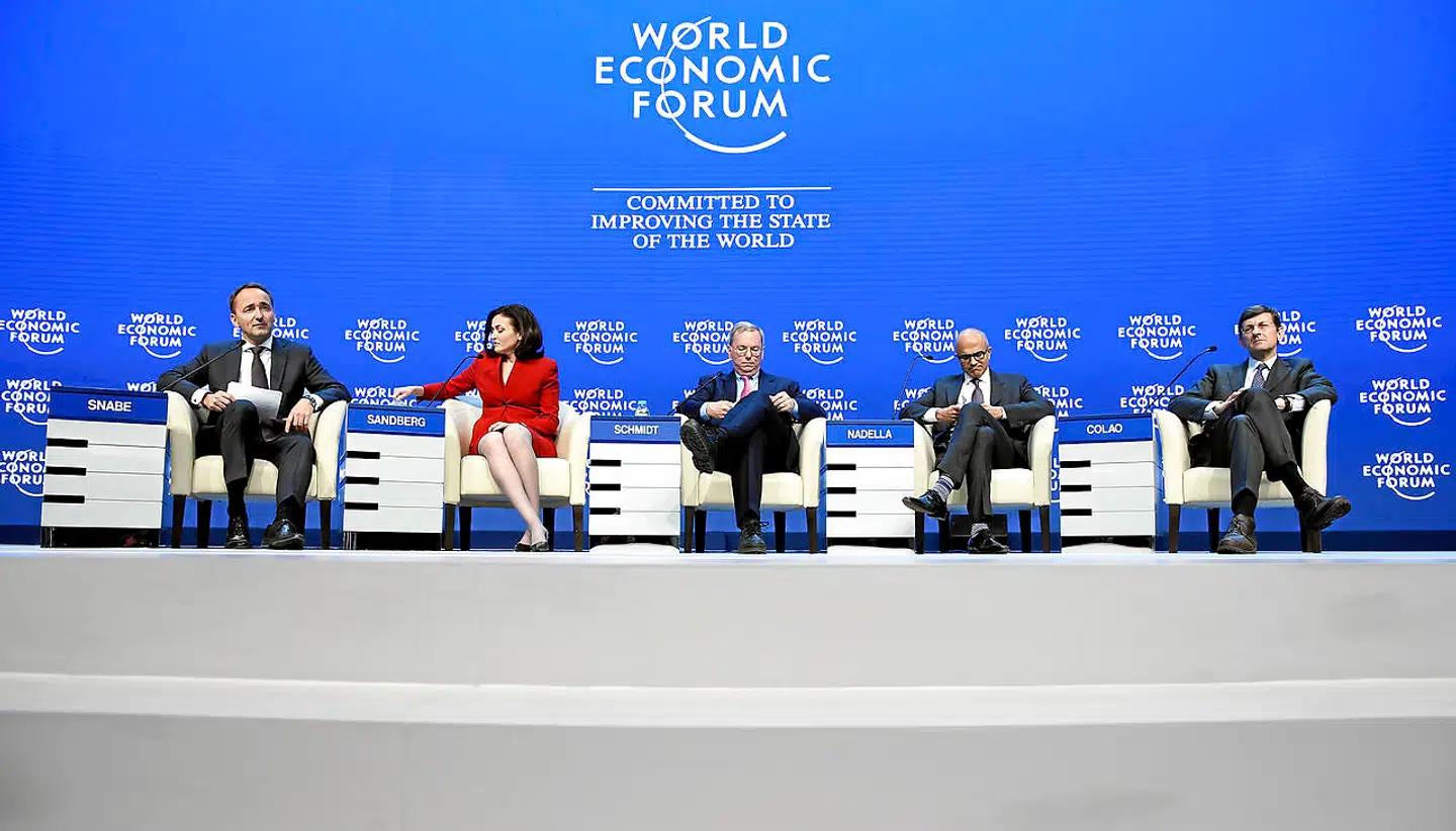 På det ugelange topmøde i Davos samles verdens førende beslutningstagere for at debattere og komme med løsninger på presserende globale udfordringer. Her er det fra venstre fra 2018-mødet Jim Hagemann Snabe og Sheryl Sandberg, bestyrelsesmedlemmer i World Economic Forum, Erik Schmidt, bestyrelsesformand for Google, Satya Nadella, CEO i Microsoft og Vittorio Clao, tidligere adminstrende direktør i Vodafone.