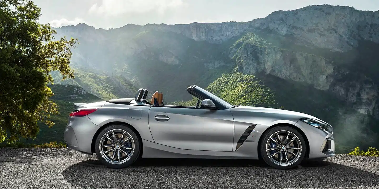 BMW Z4 deler undervogn, motor og drivlinje med Toyota Supra, og den bygges på samme fabrik i Graz i Østrig. Men den er mere elegant og mindre kompromisløs end japanernes nye Supra.