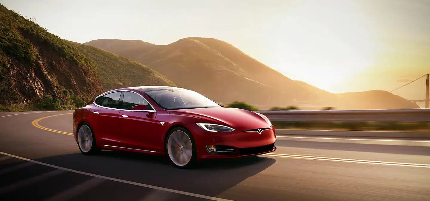 Tesla Model 3 kommer endeligt til Danmark og skal forsøge at løfte arven fra sin succesfulde storebroder Model S.