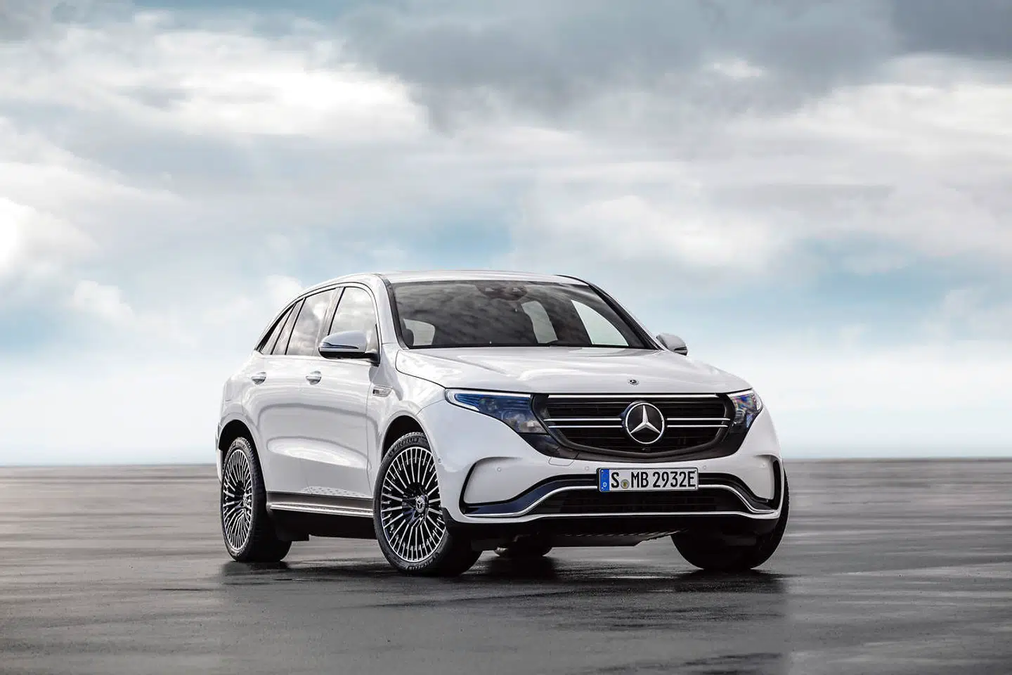 Mercedes-Benz EQC 400 4MATIC er Mercedes første el-bil i EQ familien, og der er mange flere på vej inden 2025. Bilen introduceres midt på året, og skal konkurrere med Audi e-tron og den kommende BMW iX3.