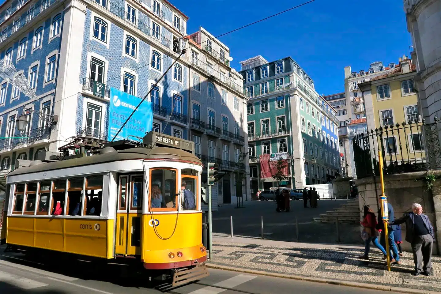 Lissabon opleves bedst til fods, og den kompakte bymidte omkring metrostationen Baixa-Chiado gør det let at gå på opdagelse i området med dets smukke bygninger, historiske butikker og shoppinggader.