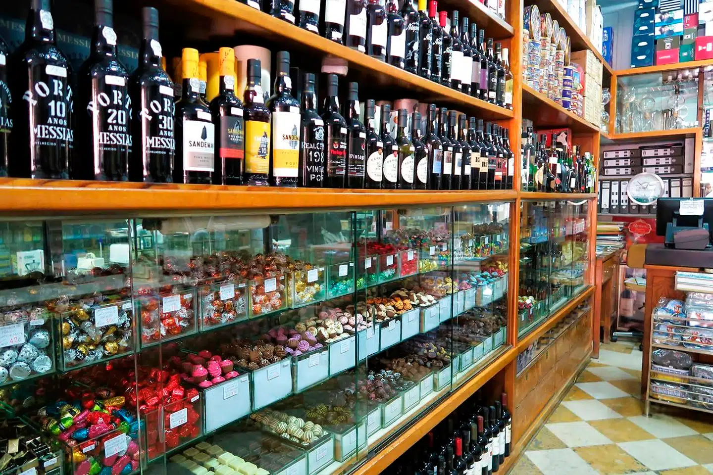 Købmandsbutikken Casa Pereira er fra 1930, og mænd klædt i jakkesæt sælger kaffe, vin og chokolade i den velduftende, gamle butik.