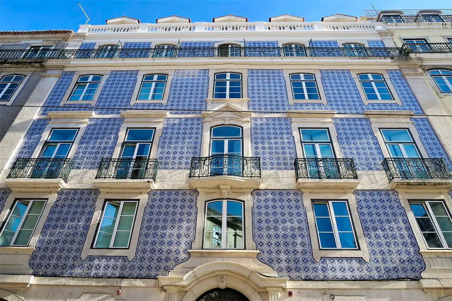 Mange af de spøgelseshuse, der engang fyldte i byens centrum, er nu renoverede, og de traditionelle klinker, azulejos, giver husene et farverigt skær.