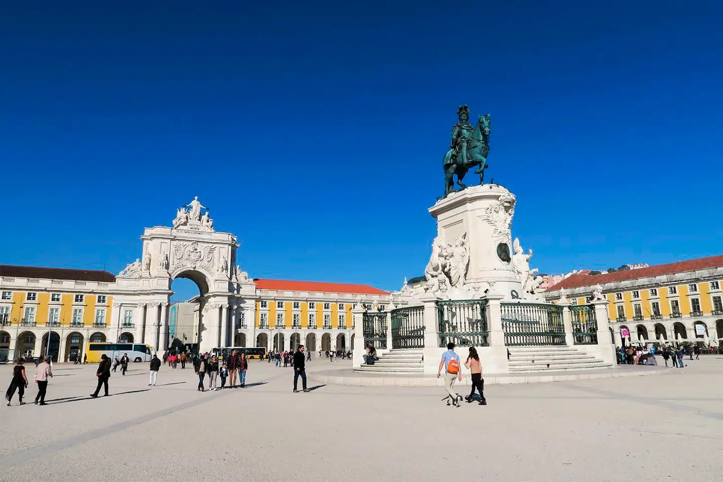Lissabons historiske handelsplads, Praça do Comércio, blev i 1980erne brugt til parkeringsplads. I dag er den igen en smuk plads, og dens beliggenhed giver et flot udsyn til den anden side af Tejo-floden.