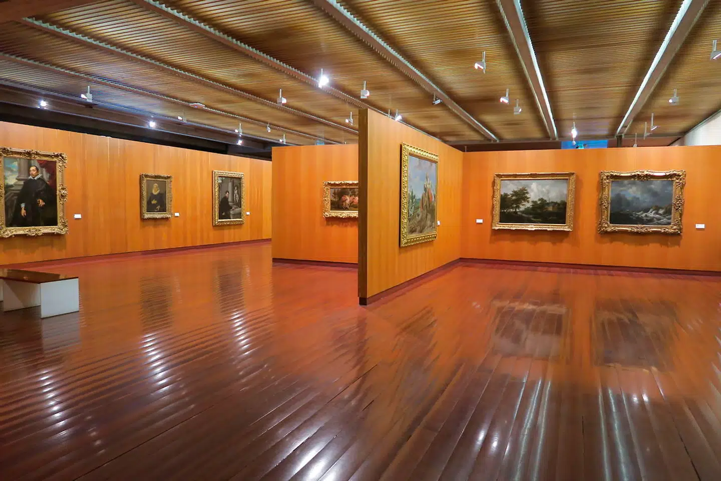Gulbenkian-museets store samling af kunst tæller både persiske tæpper, portrætter af Rembrandt og malerier af impressionister som Monet og Degas.