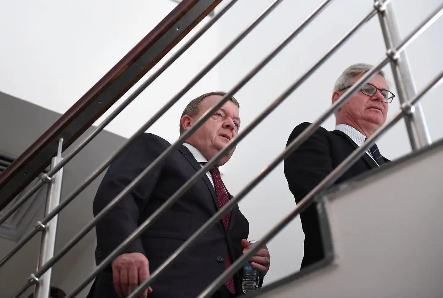 Statsminister Lars Løkke Rasmussen og Danmarks ambassadør i Indien, Peter Taksøe Jensen, går op ad trappen i den nye ambassade. Trappen går flere etager op i bygningen og har et lysindfald fra oven. January 19, 2019. (Photo by Money SHARMA / AFP)