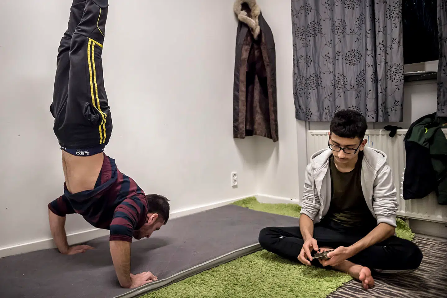 13-årige Khabat Azizi (til højre) og broderen Goran kom til Danmark i 2016. Sammen med ni andre familiemedlemmer har de boet på Sjælsmark i 11 måneder.