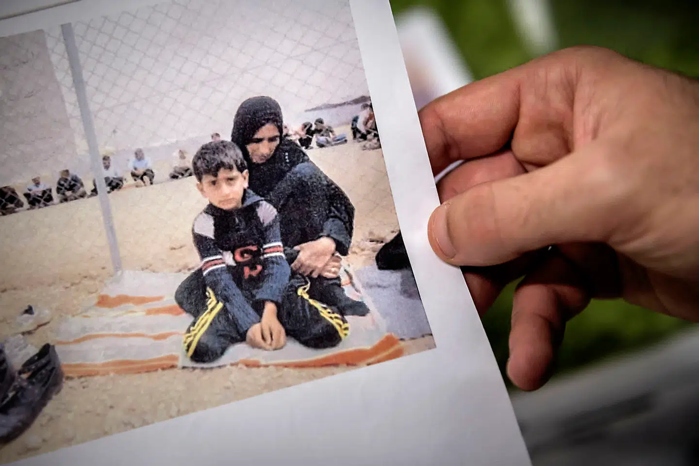 Et billede af Khabat Azizi med sin mor. Familien fortæller, at billedet er taget i en flygtningelejr, som de boede i, inden de tog til Danmark.