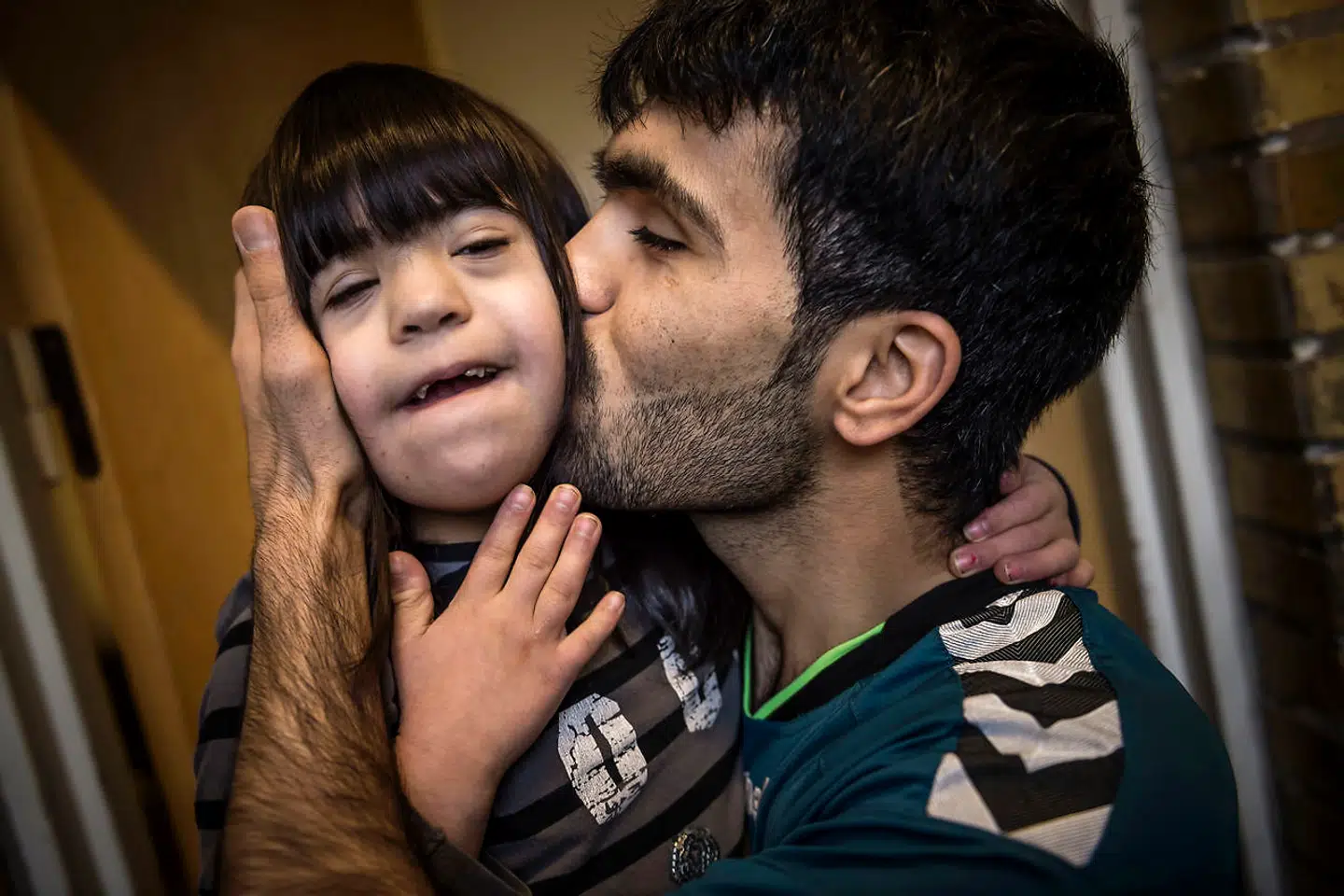 Zahra på seks år får et knus af sin bror.