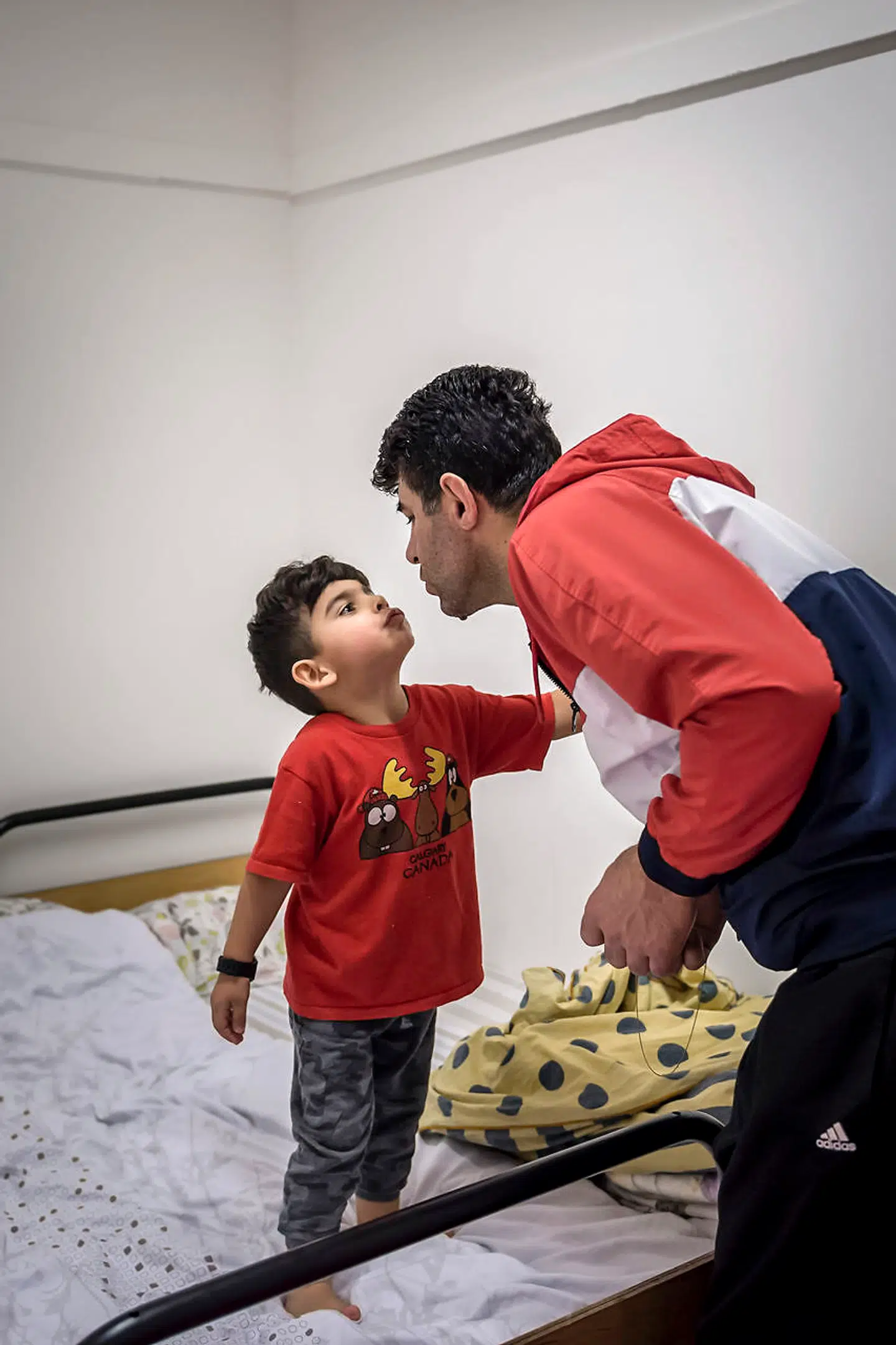 Mahbod på to år med sin far. Familien er kommet til Danmark fra Iran.