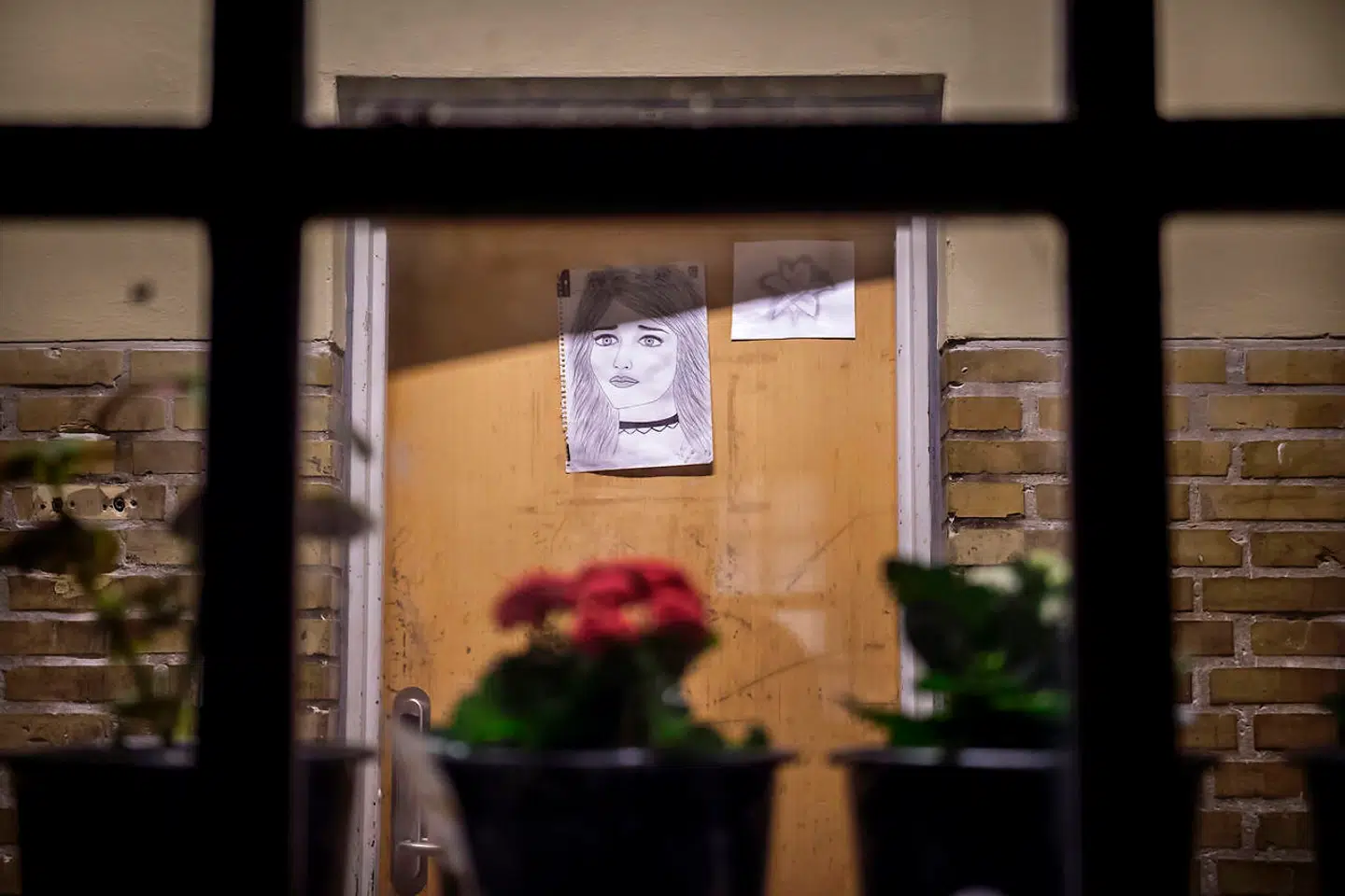 En tegning tegnet af 15-årige Sara Azizi hænger på døren til familiens værelser i udrejsecentret.