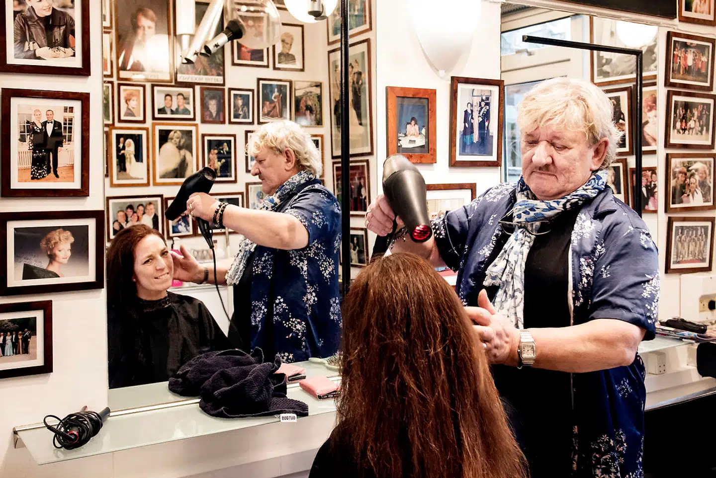 Tage Frandsen føntørrer Helene Polanos hår. Småskavankerne er begyndt at komme til. Ryggen, skuldrene og det højre ben døjer han lidt med. Men ikke så meget, at han ikke har lyst til at gå på arbejde.