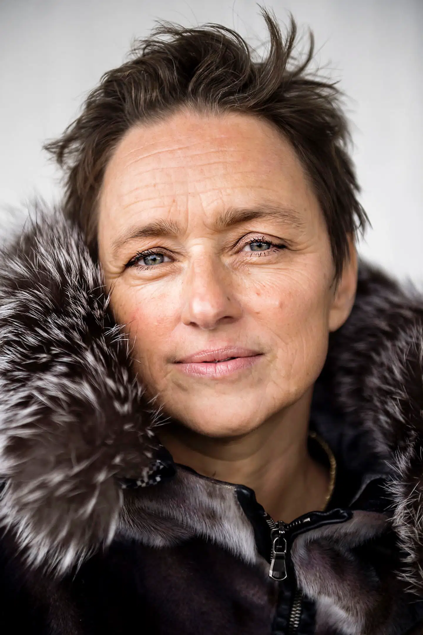 Helle Rabøl Hansen har i mange år forsket i mobning, og de mange barske historier om børns lidelse og sorg kan gøre ondt på forskeren: »Jeg kan føle mig som en krigsfotograf, der kommer hjem fra en slagmark og skal skildre brutalitet, lidelse og sorg,« siger hun. De mange positive historier om alt det, der lykkes, er dog med til at holde hende oppe.