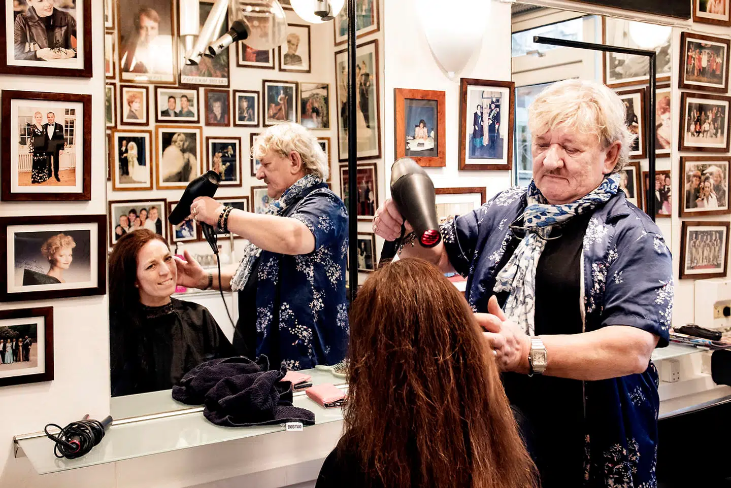 Frisør Tage Frandsen arbejder fortsat, selv om han i år fylder 71 år. Han arbejder, fordi han har lyst til det, og ikke fordi han er tvunget til det.