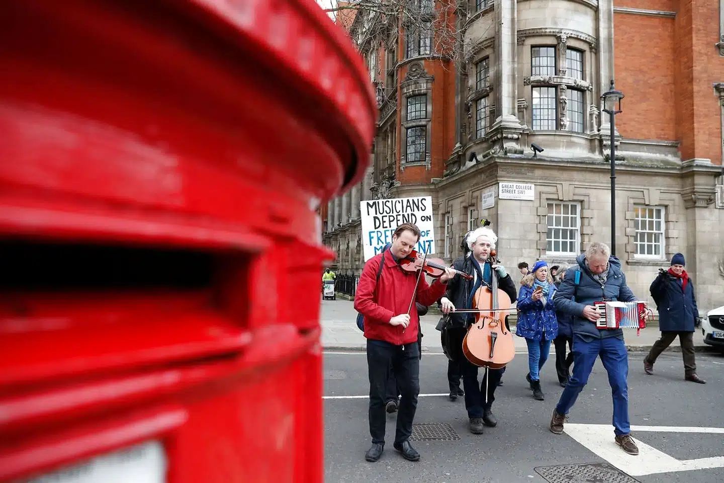 En stribe tyske aktører lige fra formænd for politiske partier over erhvevsorganisationer til tidligere fodboldlandsholdspillere er gået sammen om at sende et »kærlighedsbrev« til Storbritannien. Vil I ikke nok genoverveje jeres beslutning om at forlade EU? I januar har der lydt lignende toner fra en britisk-tyske musiker, der spiller cello foran »House of Parliament« i London.
