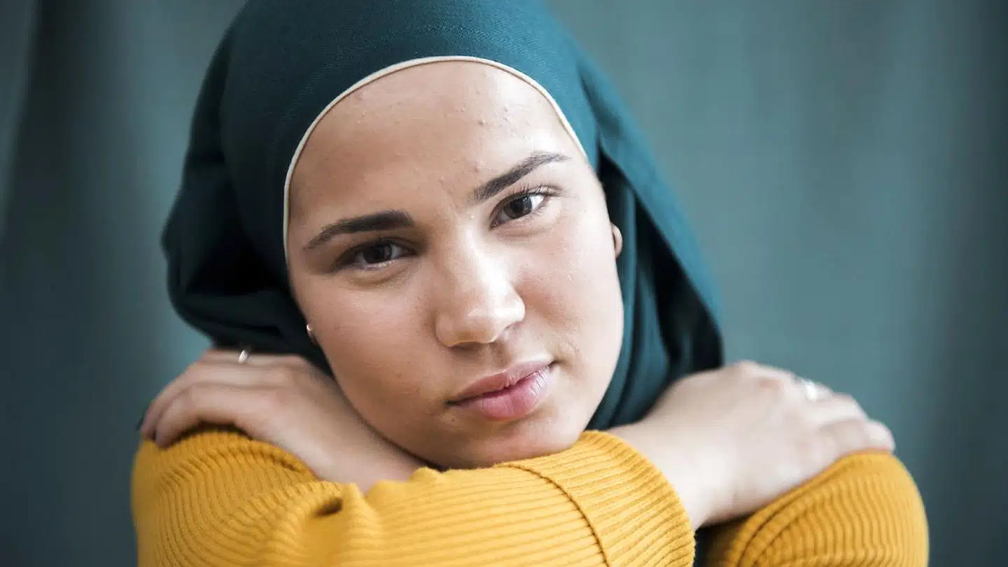 »Jeg fik mange spørgsmål til min religion da jeg var barn. Det var ofte spørgsmål fra voksne, som man vel egentlig ikke burde stille et barn,« fortæller Iman Meskini.