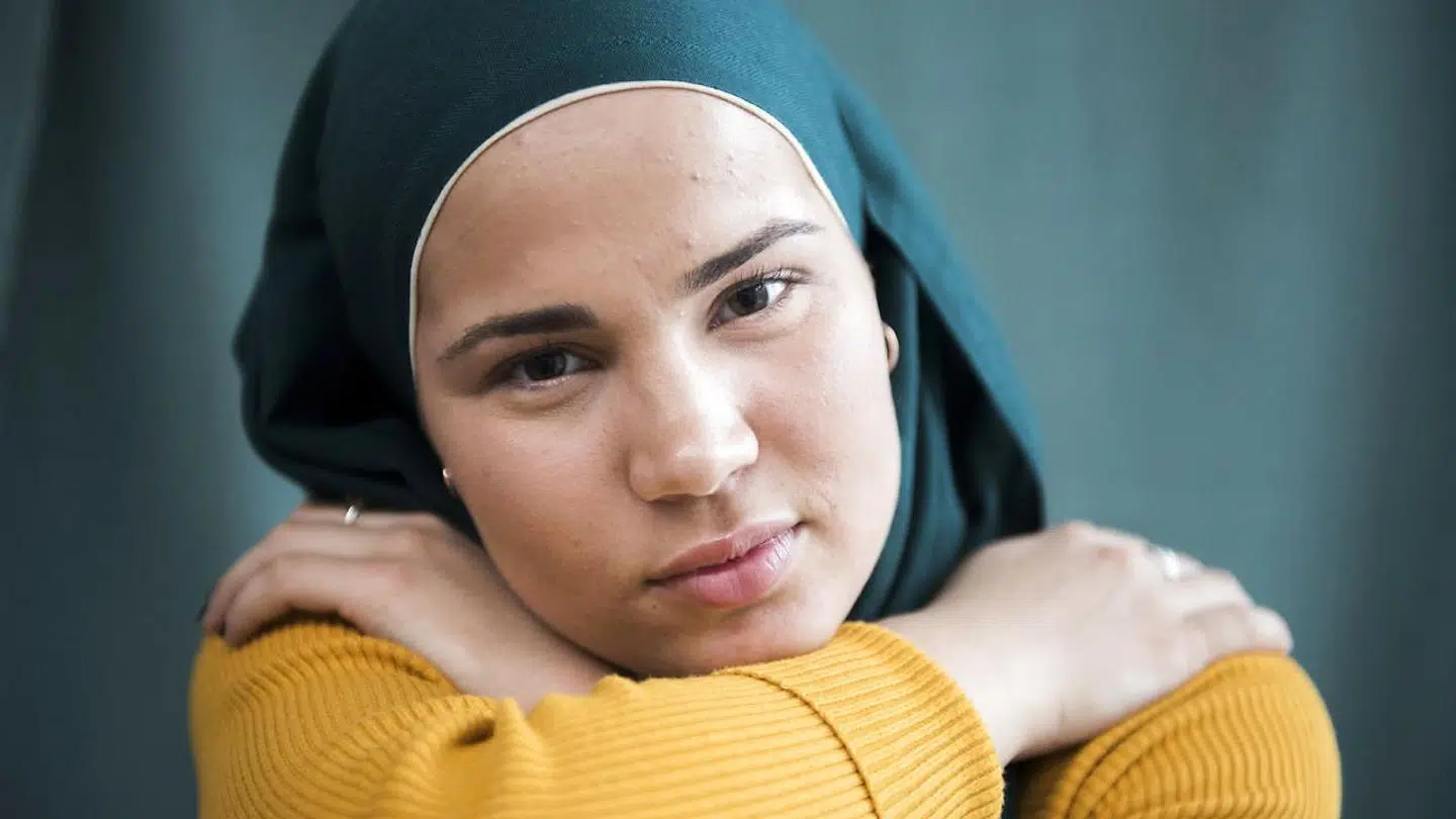 »Jeg fik mange spørgsmål til min religion da jeg var barn. Det var ofte spørgsmål fra voksne, som man vel egentlig ikke burde stille et barn,« fortæller Iman Meskini.