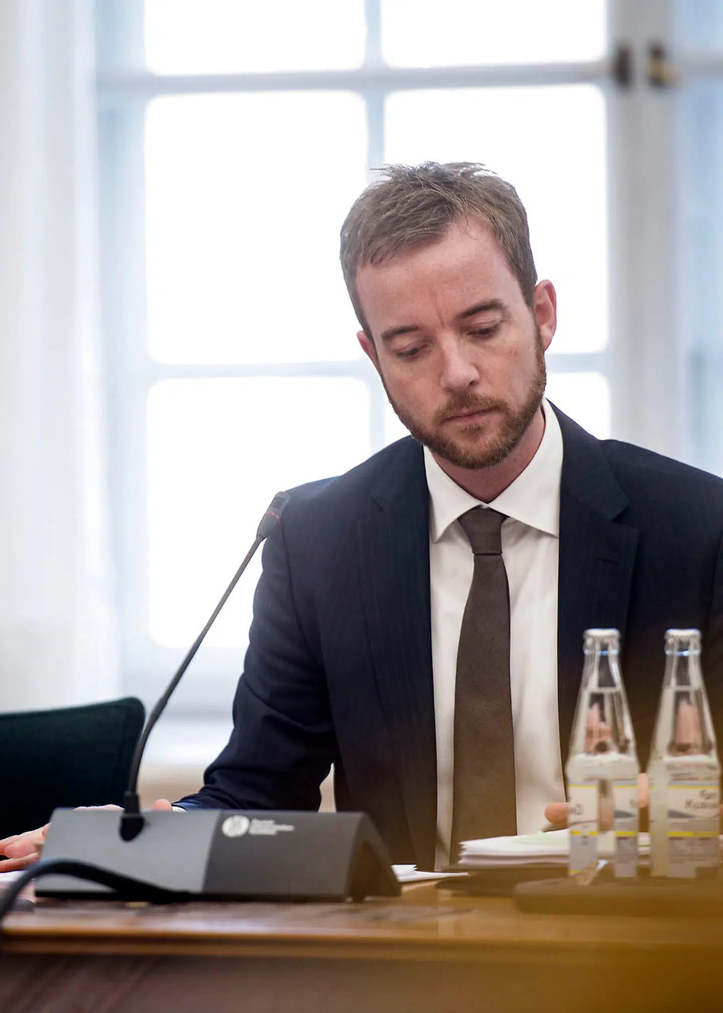 Tidligere miljø- og fødevareminister Esben Lunde Larsen (V) havde store konflikter med Dansk Folkepartis fiskeriordfører, Ib Poulsen, om linjen i fiskeripolitikken og ragede uklar med et flertal på Christiansborg, som ikke mente, at han gjorde nok for at modvirke de såkaldte kvotekonger. I en meget omtalt pressemeddelelse undskyldte og beklagede Esben Lunde Larsen fem gange, at han ikke havde gjort nok for at hjælpe flertallet med at gennemføre deres politik.