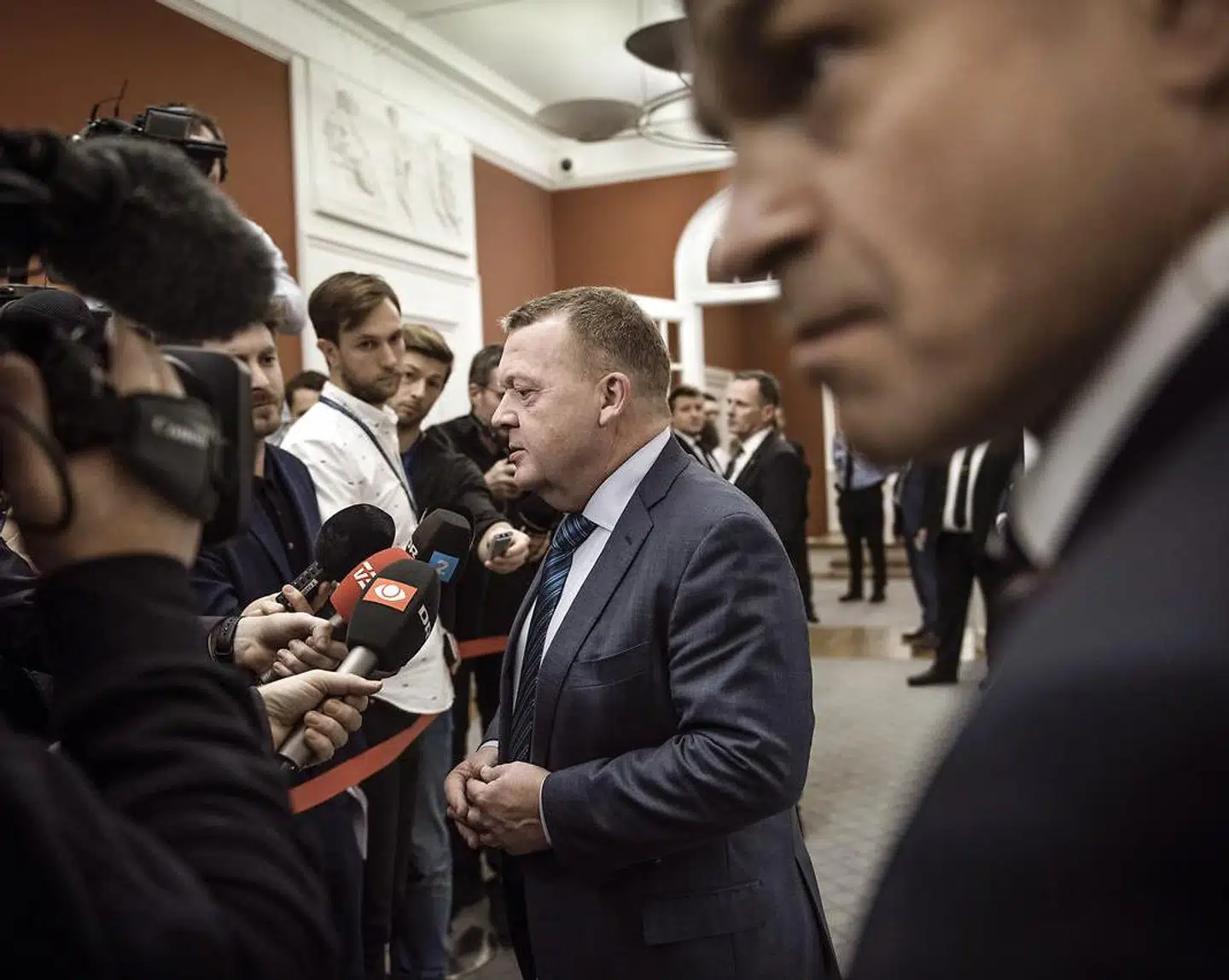 Statsminister Lars Løkke Rasmussen (V) har forsvaret sig i samråd i Miljø- og Fødevareudvalget på Christiansborg om sine relationer til de såkaldte kvotekonger. Ifølge Ekstra Bladet havde statsministeren blandt andet modtaget en gave fra en storfisker i form af et sommerhusophold til en anslået værdi af 10.000 kroner, da han var oppositionsleder. En gruppe vestjyske fiskere har også været med til at indsamle store midler til Løkkefonden, der er stiftet af Lars Løkke Rasmussen. Statsministeren har hidtil afvist at forklare dybdegående om sine relationer til storfiskerne med henvisning til, at det er private forhold.
