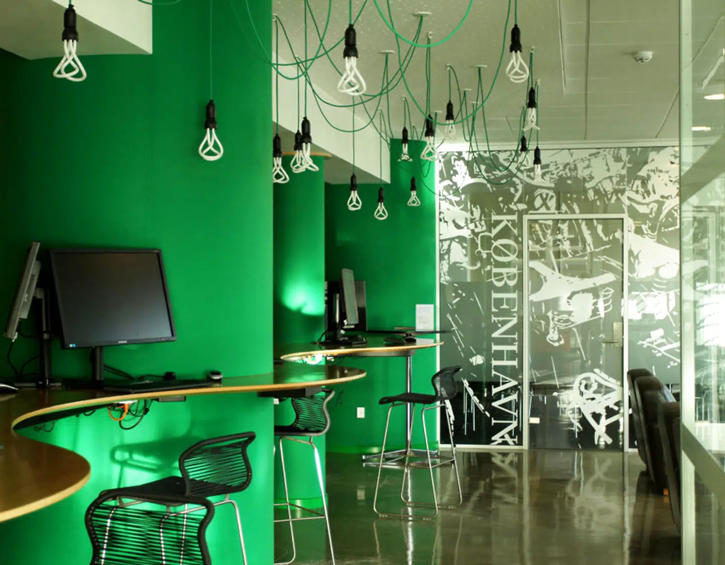 Akademikernes A-kasses hovedkvarter ved Vesterport i København er udsmykket af maleren Jes Wind Andersen, som er en god ven af den nu tidligere direktør, Michael Valentin.