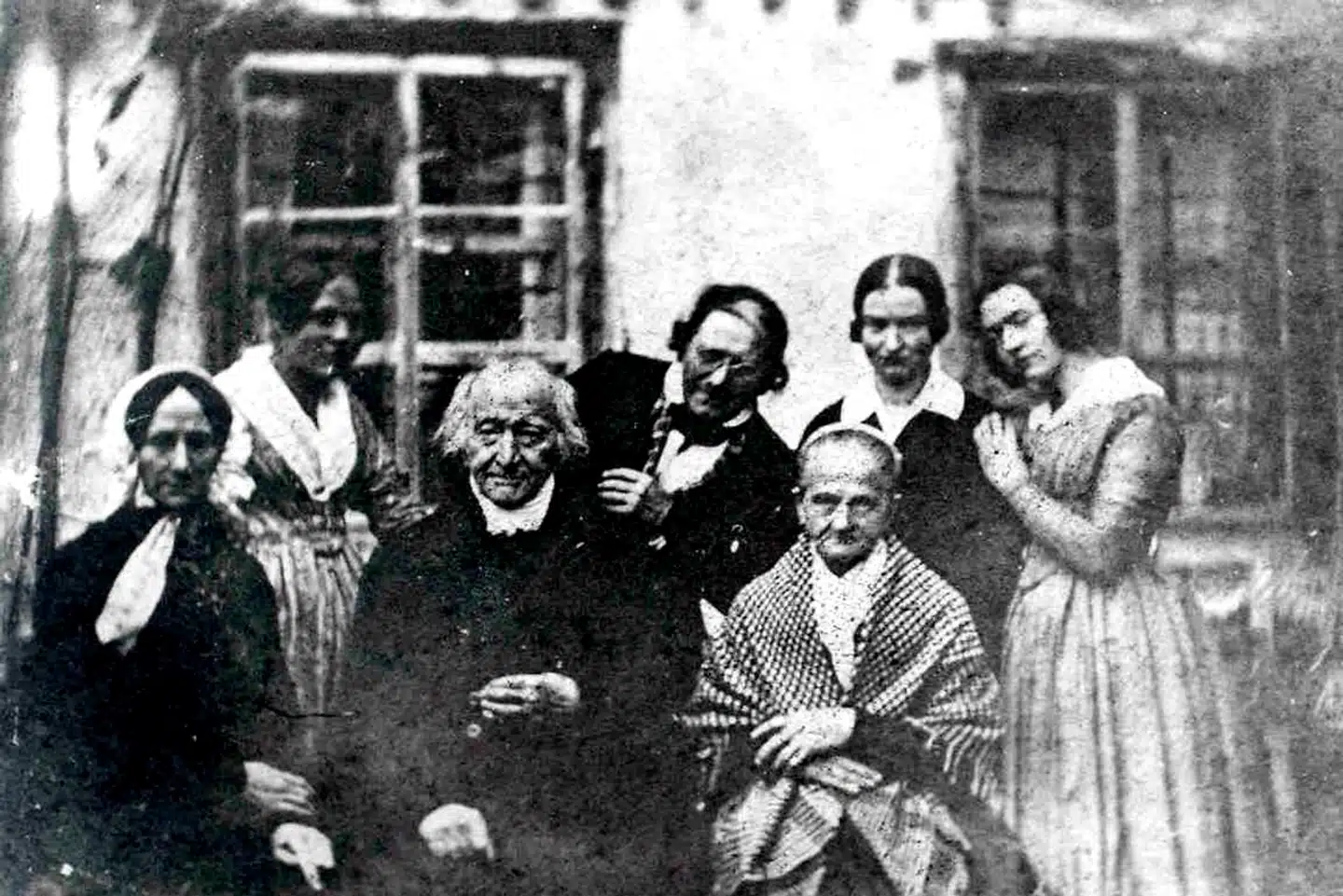 Den siddende kvinde yderst til venstre er muligvis Constanze Mozart i egen person! Fotoet blev formentlig taget i 1840 under hendes besøg hos købmandsfamilien Keller i Altoetting og har ligget i kommunens arkiver lige siden.