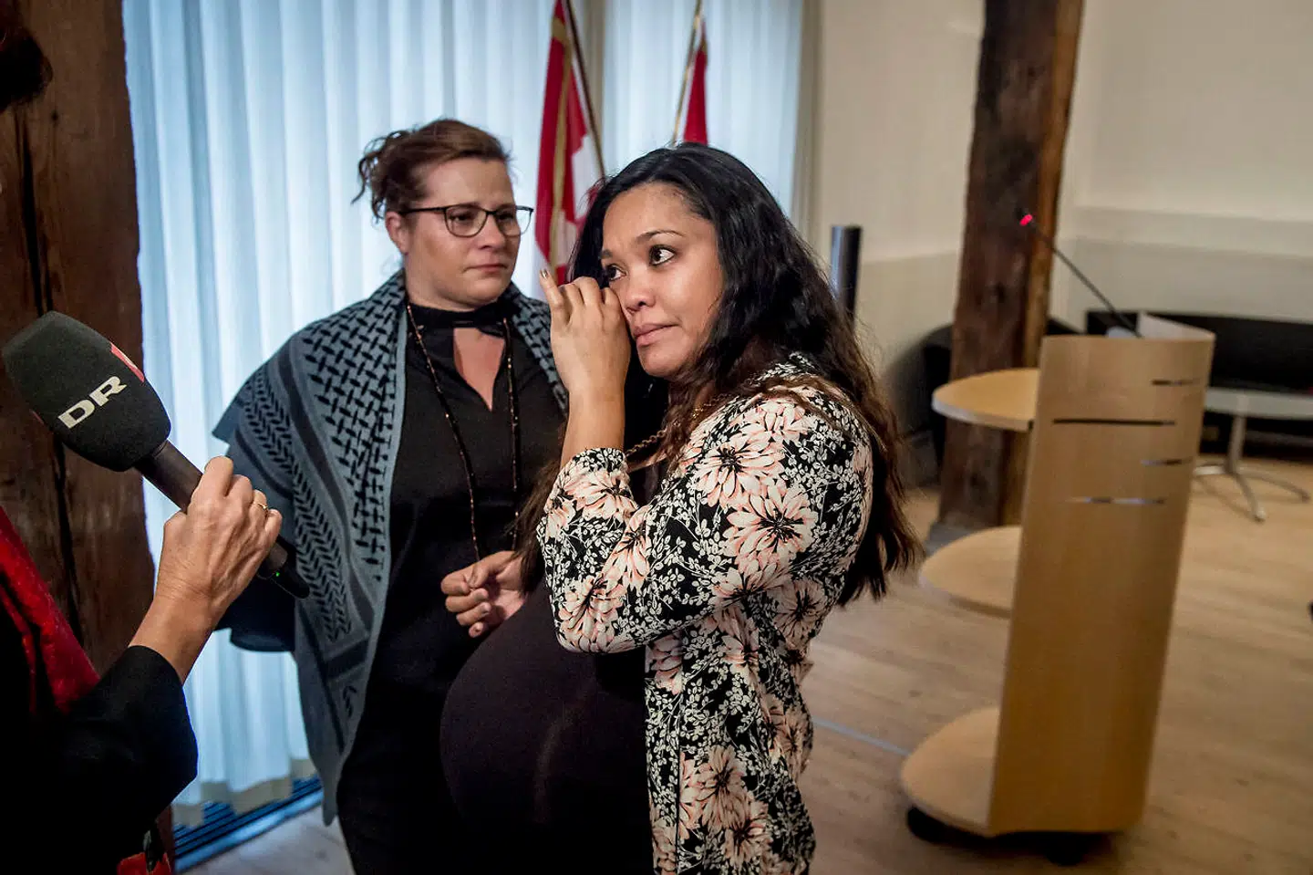 For et kort øjeblik siden modtog Sheryll Ann Dufke sit danske statsborgerskab. Hun var både lettet og rørt. »Alle sagde, at jeg skulle tro på det (at få statsborgerskabet, red.), men det gjorde jeg alligevel ikke. Det var først, da jeg kom herind, at jeg indså, at det var virkeligt.« Det er Sherylls plejemor i baggrunden, som også er følelsesladet oven på en stor dag.