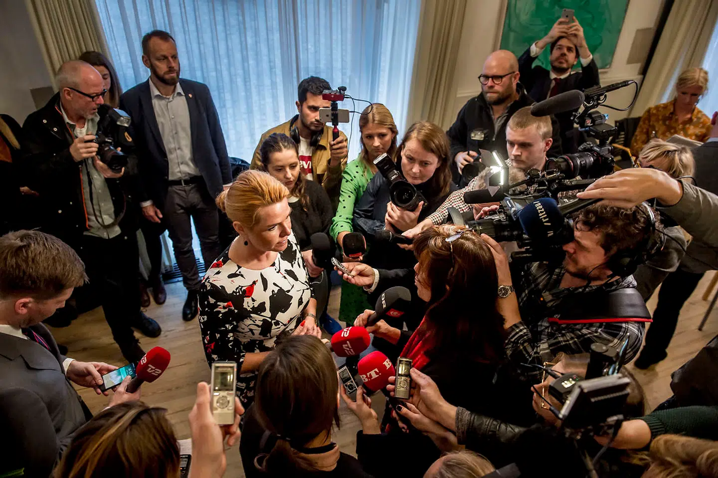 Mediebevågenheden var ikke lille, da ceremonien fandt sted, og Inger Støjberg gav hånd til de ni første nye danskere, der er omfattet af det obligatoriske håndtryk, når de modtager statsborgerskab.