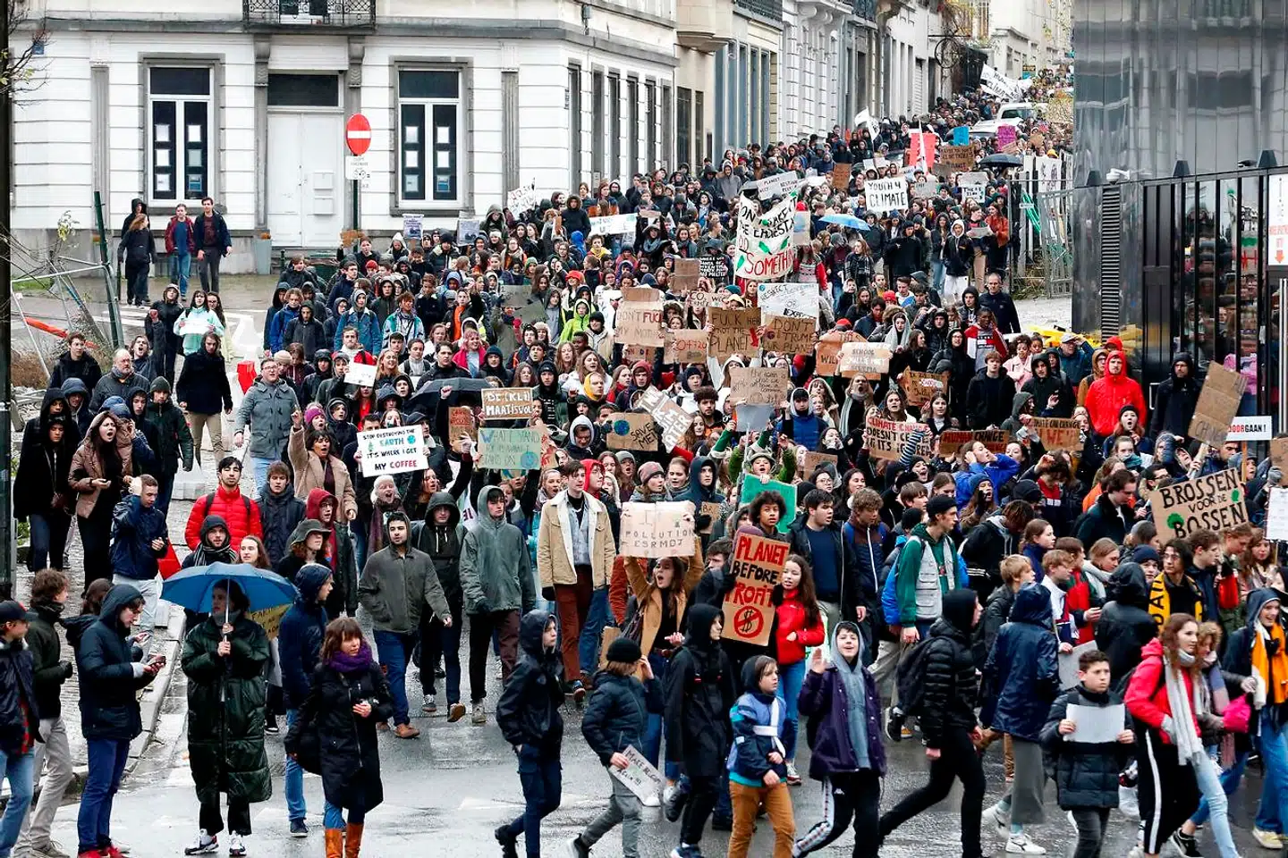 Belgisk politik skønner, at der er 12.500 demonstranter på gaden torsdag, skriver avisen Le Soir.