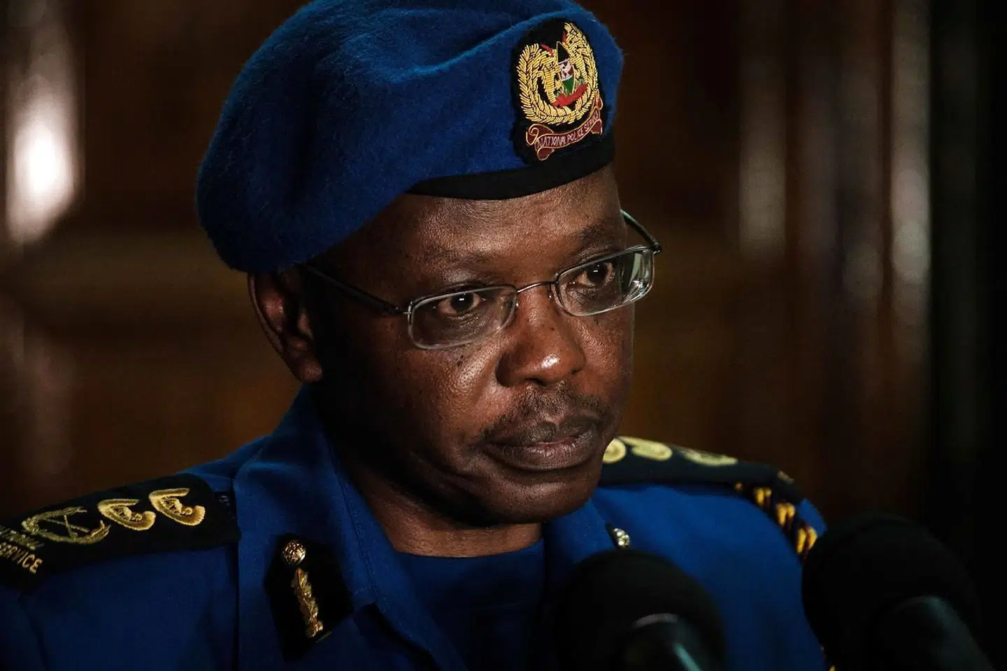 Kenyas politichef, Joseph Boinnet, taler på en improviseret pressekonference.