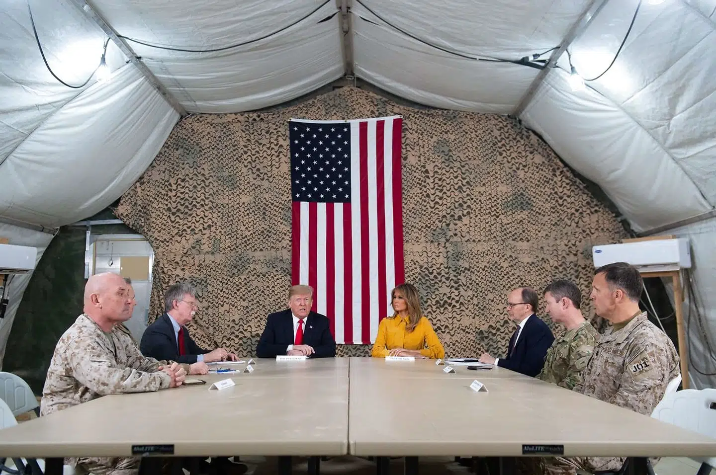 Præsident Donald Trump og hans kone, førstedame Melania Trump, deltog i en militær briefing i et telt på luftbasen Al Asad i Irak 26. december. Dette var Trumps første besøg hos amerikanske tropper i en krigszone siden hans indsættelse som præsident for to år siden. (Photo by SAUL LOEB / AFP)