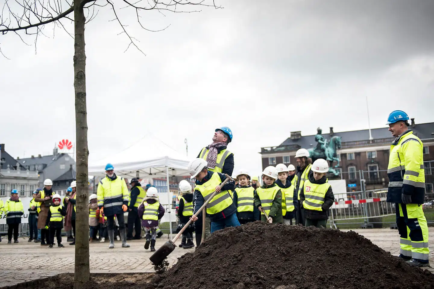 Det første træ på det »nye« Kgs. Nytorv sat i jorden af overborgmester Frank Jensen (S) og 1.U fra Christianshavns Skole.