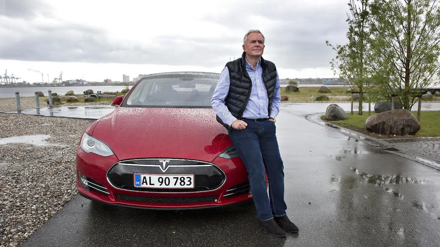 Kurt Larsen, bestyrelsesformand i DSV med sin Tesla elbil