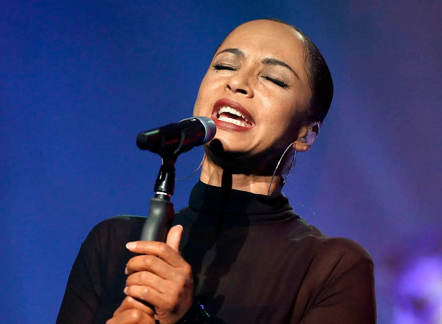 Sadé på scenen i Nice, Frankrig, under sin seneste turné i 2011.