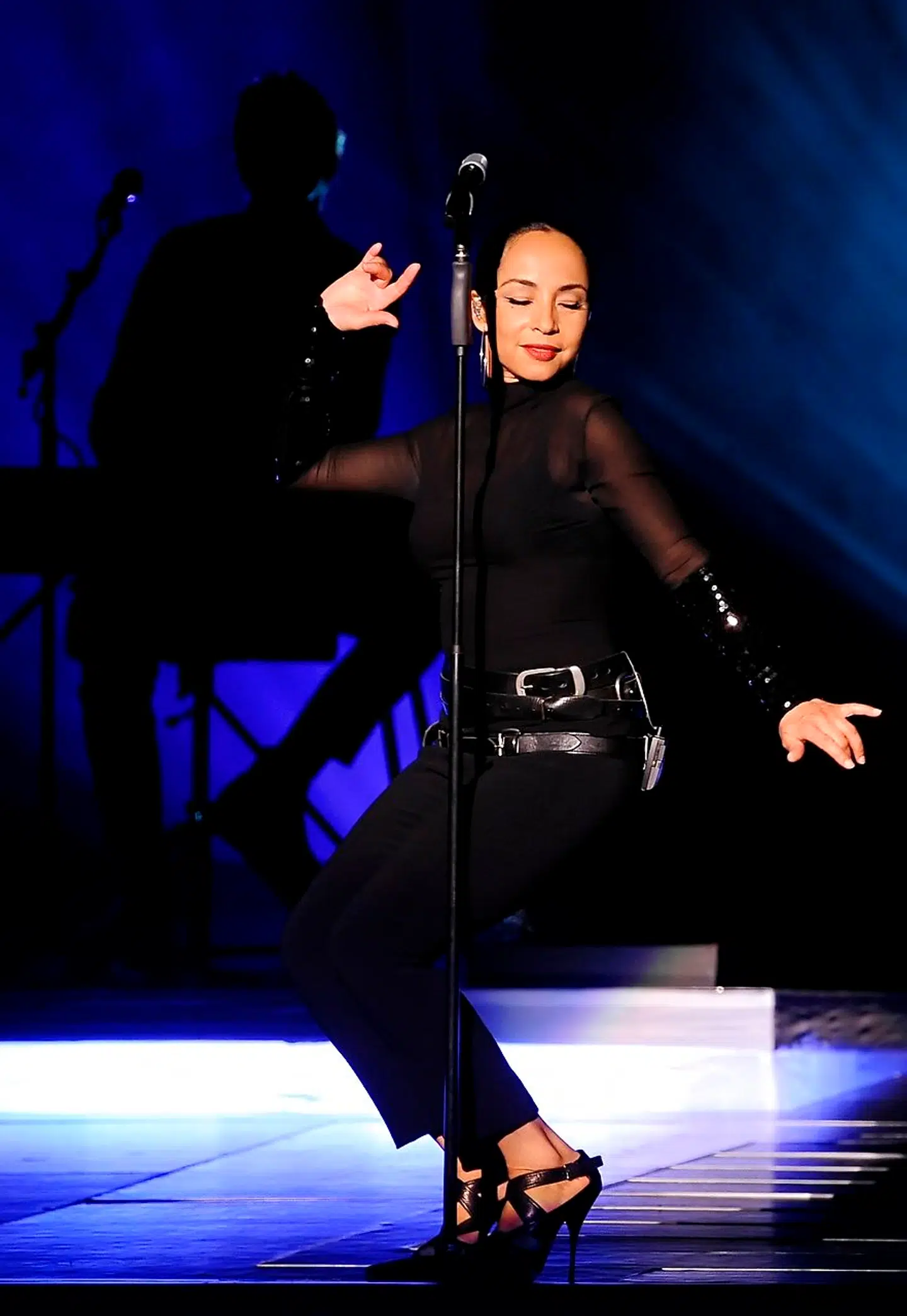 Sadé er altid elegant og ofte klædt i sort eller hvidt, når hun optræder på sine sjældne turnéer.